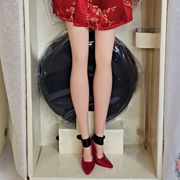 Chinoiserie Red Moon Genuine silkstone Body Gold Label Barbie 2004 - Picture 3 of 6